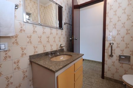 Casa à venda com 244m², 3 quartos e 3 vagasBanheiro da Suíte