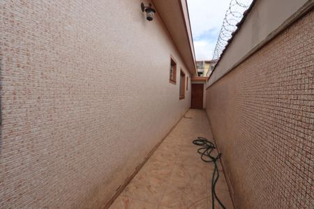 Casa à venda com 244m², 3 quartos e 3 vagasCorredor Lateral