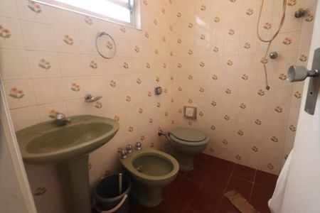 Casa à venda com 244m², 3 quartos e 3 vagasBanheiro de serviço