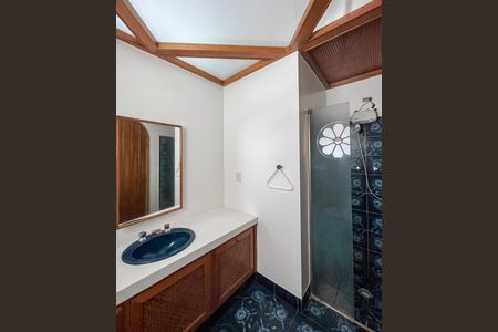 Casa à venda com 469m², 3 quartos e 8 vagasBanheiro da Suíte 2