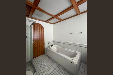 Casa à venda com 469m², 3 quartos e 8 vagasBanheiro da Suíte 1