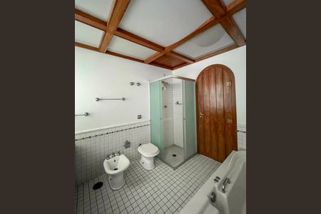 Casa à venda com 469m², 3 quartos e 8 vagasBanheiro da Suíte 1