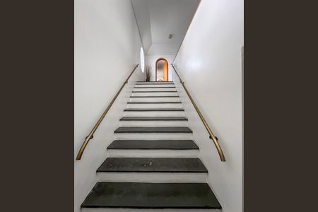 Casa à venda com 469m², 3 quartos e 8 vagasEscada