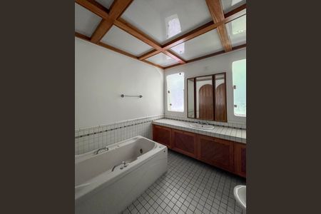 Casa à venda com 469m², 3 quartos e 8 vagasBanheiro da Suíte 1