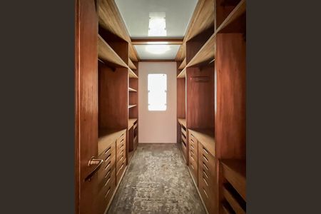 Casa à venda com 469m², 3 quartos e 8 vagasCloset