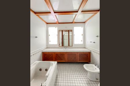 Casa à venda com 469m², 3 quartos e 8 vagasBanheiro da Suíte 1