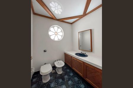 Casa à venda com 469m², 3 quartos e 8 vagasBanheiro da Suíte 2