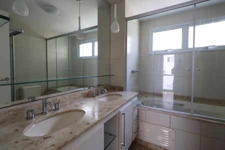 Apartamento para alugar com 177m², 4 quartos e 3 vagasBanheiro da Suíte 1