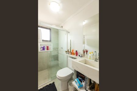 Banheiro de apartamento à venda com 1 quarto, 52m² em Cambuí, Campinas