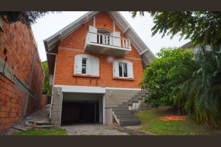 Casa à venda com 300m², 3 quartos e 3 vagasFachada e pátio 