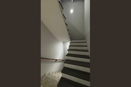 Casa à venda com 166m², 3 quartos e 3 vagas Casa à venda com 166m², 3 quartos e 3 vagasEscada Sótão