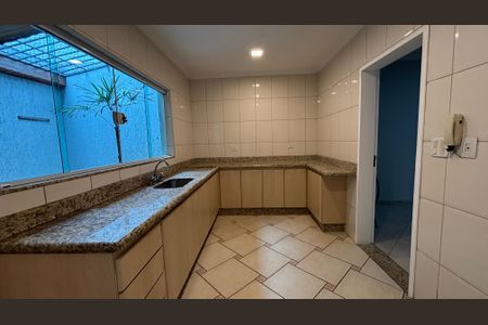 Casa à venda com 166m², 3 quartos e 3 vagas Casa à venda com 166m², 3 quartos e 3 vagasCozinha