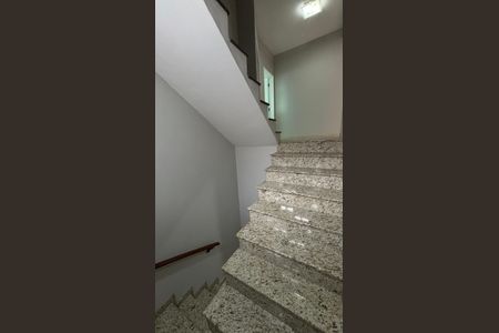 Casa à venda com 166m², 3 quartos e 3 vagas Casa à venda com 166m², 3 quartos e 3 vagasEscada