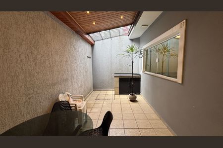 Casa à venda com 166m², 3 quartos e 3 vagas Casa à venda com 166m², 3 quartos e 3 vagasÁrea comum