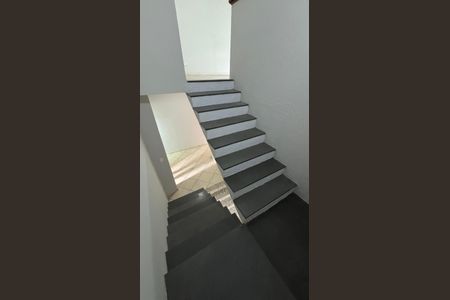 Casa à venda com 166m², 3 quartos e 3 vagas Casa à venda com 166m², 3 quartos e 3 vagasEscada Sótão