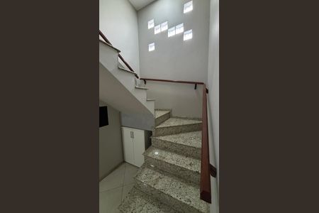 Casa à venda com 166m², 3 quartos e 3 vagas Casa à venda com 166m², 3 quartos e 3 vagasEscada