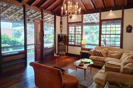 Casa à venda com 4 quartos, 320m² em Maria Paula, Niterói