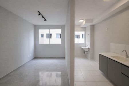 Sala/Cozinha de apartamento para alugar com 2 quartos, 42m² em Jardim do Lago, São Paulo