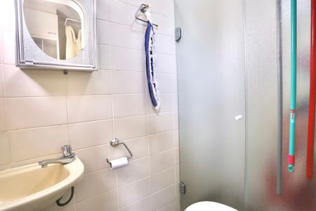 Casa de condomínio à venda com 256m², 3 quartos e 3 vagas Casa de condomínio à venda com 256m², 3 quartos e 3 vagasBanheiro de serviço