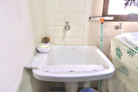 Casa de condomínio à venda com 256m², 3 quartos e 3 vagas Casa de condomínio à venda com 256m², 3 quartos e 3 vagasLavanderia