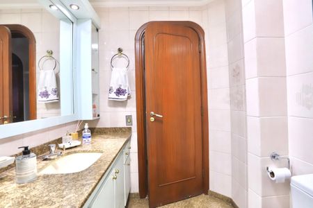 Casa de condomínio à venda com 256m², 3 quartos e 3 vagas Casa de condomínio à venda com 256m², 3 quartos e 3 vagasBanheiro