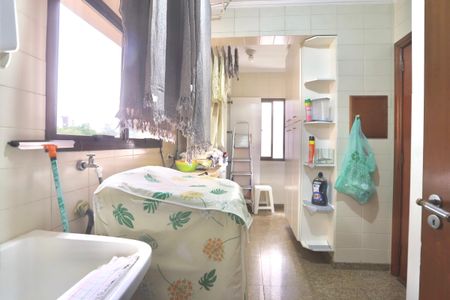 Casa de condomínio à venda com 256m², 3 quartos e 3 vagas Casa de condomínio à venda com 256m², 3 quartos e 3 vagasLavanderia