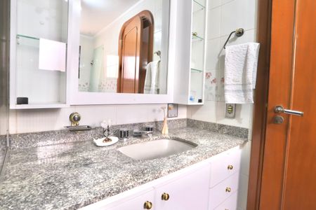 Casa de condomínio à venda com 256m², 3 quartos e 3 vagas Casa de condomínio à venda com 256m², 3 quartos e 3 vagasBanheiro do Quarto 2