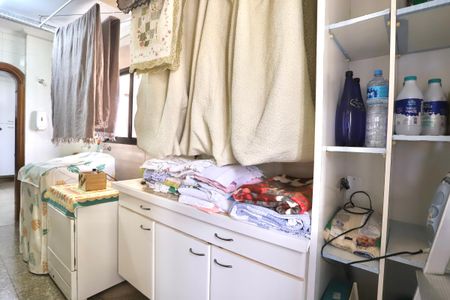 Casa de condomínio à venda com 256m², 3 quartos e 3 vagas Casa de condomínio à venda com 256m², 3 quartos e 3 vagasLavanderia