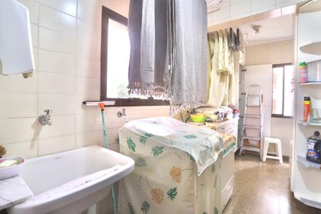 Casa de condomínio à venda com 256m², 3 quartos e 3 vagas Casa de condomínio à venda com 256m², 3 quartos e 3 vagasLavanderia