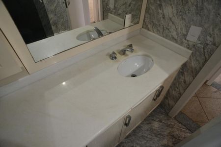 Apartamento à venda com 247m², 4 quartos e 3 vagasBanheiro Social