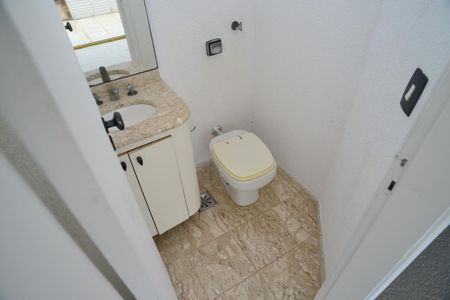 Apartamento à venda com 247m², 4 quartos e 3 vagasBanheiro de Apoio
