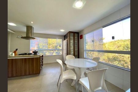 Casa à venda com 3 quartos, 242m² em Sapê, Niterói