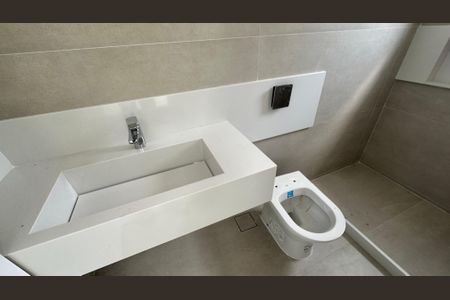 Casa de condomínio à venda com 462m², 5 quartos e 1 vagaBanheiro quarto 3