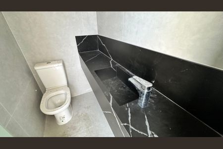 Casa de condomínio à venda com 462m², 5 quartos e 1 vagaBanheiro externo 