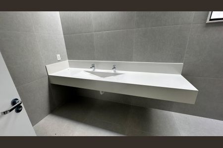 Casa de condomínio à venda com 462m², 5 quartos e 1 vagaBanheiro quarto 4