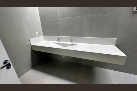 Casa de condomínio à venda com 462m², 5 quartos e 1 vagaBanheiro quarto 4