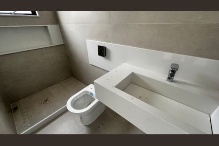 Casa de condomínio à venda com 462m², 5 quartos e 1 vagaBanheiro quarto 2