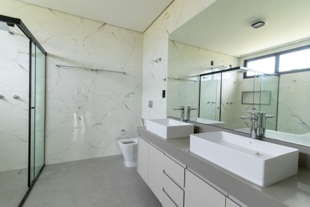 Casa de condomínio à venda com 340m², 4 quartos e 4 vagasBanheiro da Suíte 1