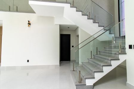 Casa de condomínio à venda com 340m², 4 quartos e 4 vagasSala