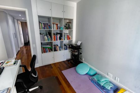 Apartamento à venda com 193m², 4 quartos e 4 vagas Apartamento à venda com 193m², 4 quartos e 4 vagasSuíte 2