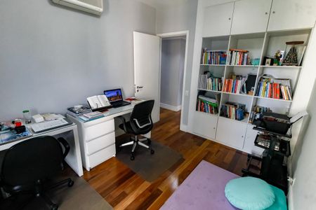 Apartamento à venda com 193m², 4 quartos e 4 vagas Apartamento à venda com 193m², 4 quartos e 4 vagasSuíte 2