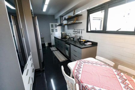 Apartamento à venda com 193m², 4 quartos e 4 vagas Apartamento à venda com 193m², 4 quartos e 4 vagasCozinha - Armários