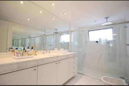 Casa à venda com 614m², 5 quartos e 6 vagas Casa à venda com 614m², 5 quartos e 6 vagasBanheiro Suíte 5