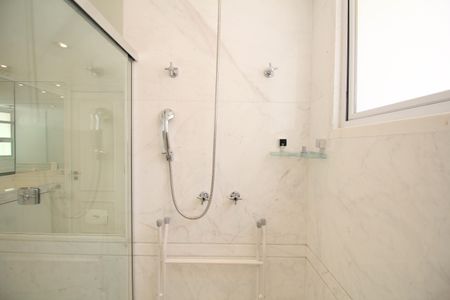 Casa à venda com 614m², 5 quartos e 6 vagas Casa à venda com 614m², 5 quartos e 6 vagasBanheiro Suíte 3