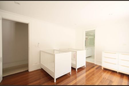 Casa à venda com 614m², 5 quartos e 6 vagas Casa à venda com 614m², 5 quartos e 6 vagasSuíte 3