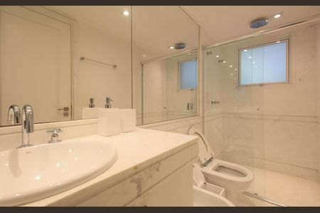 Casa à venda com 614m², 5 quartos e 6 vagas Casa à venda com 614m², 5 quartos e 6 vagasBanheiro Suíte 2