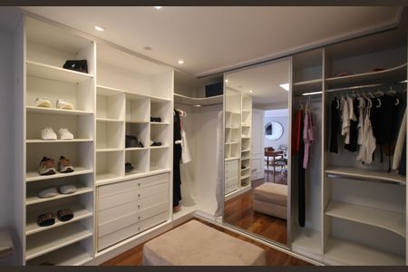 Casa à venda com 614m², 5 quartos e 6 vagas Casa à venda com 614m², 5 quartos e 6 vagasCloset Suíte 5