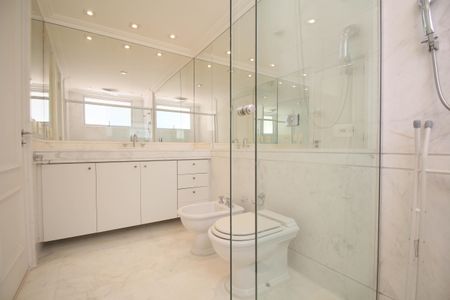 Casa à venda com 614m², 5 quartos e 6 vagas Casa à venda com 614m², 5 quartos e 6 vagasBanheiro Suíte 3