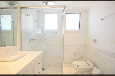 Casa à venda com 614m², 5 quartos e 6 vagas Casa à venda com 614m², 5 quartos e 6 vagasBanheiro Suíte 4