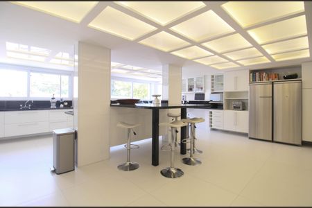 Casa à venda com 614m², 5 quartos e 6 vagas Casa à venda com 614m², 5 quartos e 6 vagasCozinha - Armários